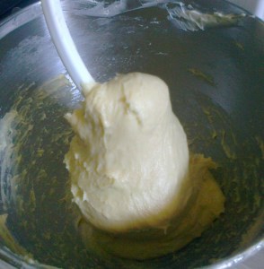 La pâte forme une boule sur le crochet. 